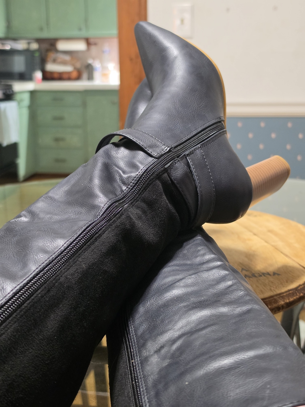 Sleek Black Pointed Knee-High Heeled Boots - Picture 4 of 14